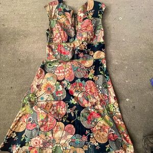 Adorable flattering party dress.Cap sleeves,swing skirt,high waist band,v-neck.